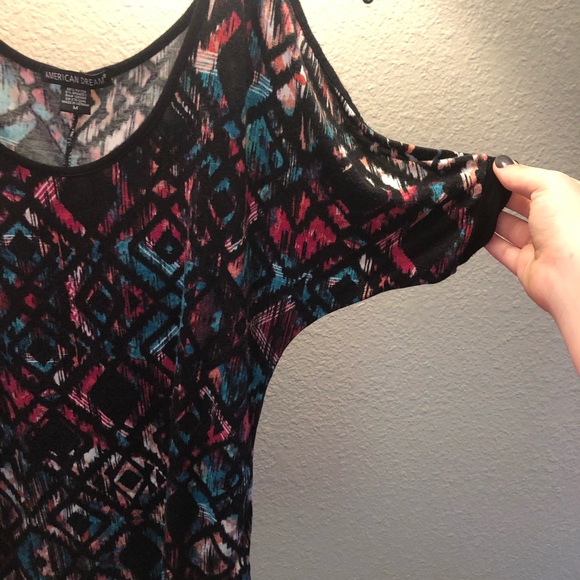 Geometric blouse with shoulder cutouts - Picture 3 of 6